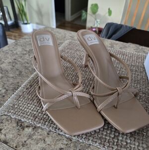 NEW W/ BOX DV BY DOLCE VITA ZINI THONG HEEL, SIZE 8.5 M, CARAMEL
